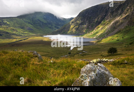 Llyn Eigiau historique, lac et barrage, montrant une violation dans le vieux mur de barrage à gauche après 1911, catastrophe, au nord du Pays de Galles Snowdonia Banque D'Images