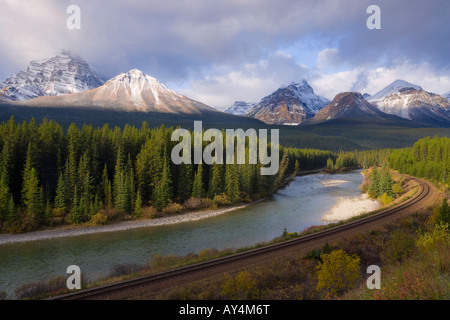 Vue sur les Rocheuses de Morants courbe sur la ligne du CP le long de la rivière Bow près de Lake Louise, Banff National Park, Canada Banque D'Images