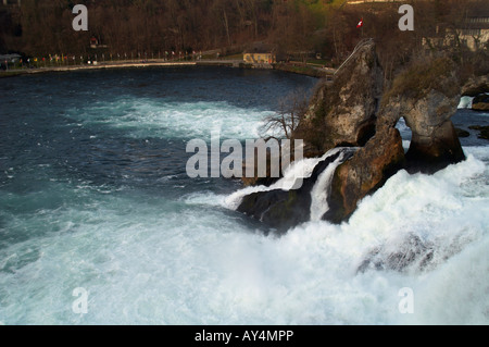 Les chutes du Rhin près de Schaffhausen Suisse vu de la château de Laufen Banque D'Images