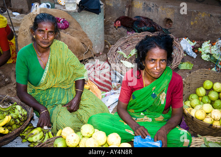 Deux femmes vendant des fruits dans un marché de rue, Madurai, Tamil Nadu, Inde Banque D'Images