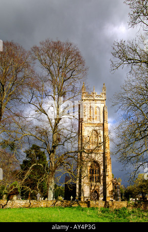 L'église St Mary à Huish Episcopi près de Langport Somerset illuminée par le soleil couchant avec un ciel d'orage au-dessus Banque D'Images