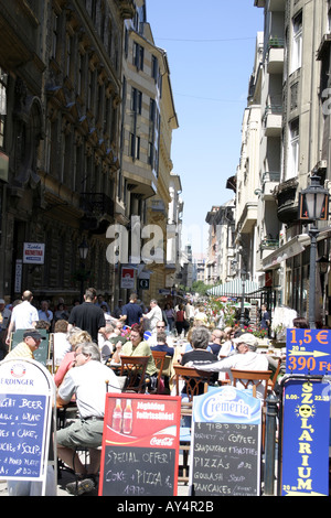 Cafe à piétonne Váci utca Budapest Hongrie Banque D'Images