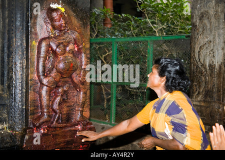 Woman de culte représentant la déesse de la fertilité, Temple Meenakshi, Madurai, Tamil Nadu, Inde Banque D'Images