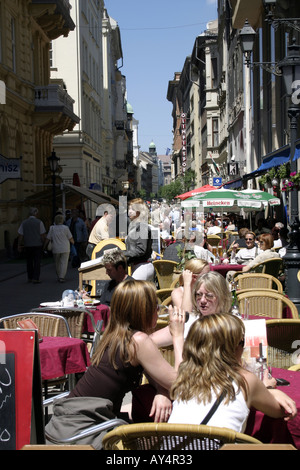 Cafe à piétonne Váci utca Budapest Hongrie Banque D'Images