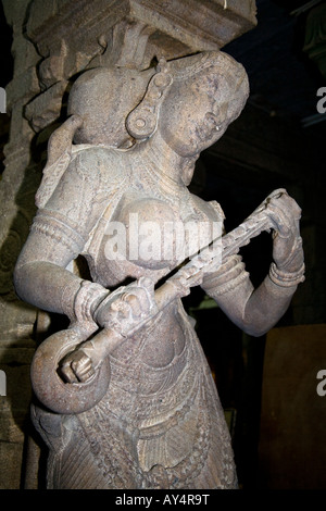 Statue de femme jouant de l'veena, Hall de 1 000 piliers, Temple Meenakshi, Madurai, Tamil Nadu, Inde Banque D'Images