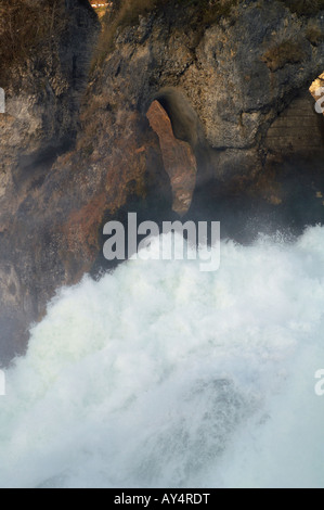 Les chutes du Rhin près de Schaffhausen Suisse vu de la château de Laufen Banque D'Images