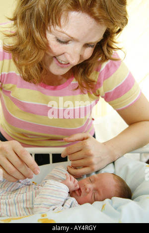 Mère joue avec bébé nouveau-né Banque D'Images