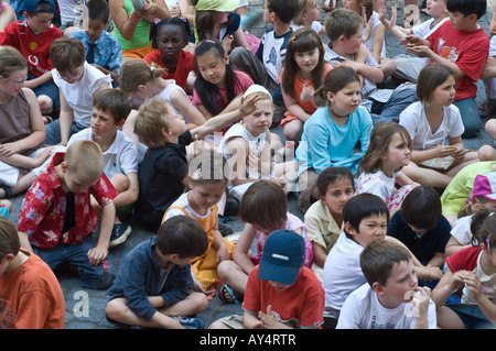 Groupe multiethnique d'écoliers attendant de rencontrer le maire de Leuven Belgique Europe Banque D'Images