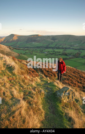 Une colline walker dans la vallée de Edale sur un après-midi d'Automne dans le Derbyshire Peak District England UK Banque D'Images