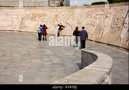 Bas-reliefs autour de la base du célèbre mémorial aux héros du peuple, du parc Huangpu sur le Bund à Shanghai, Chine Banque D'Images