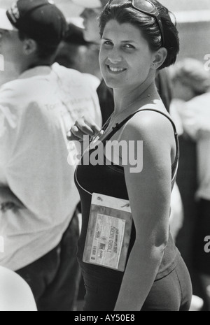 Le noir et blanc d'une jolie fille spectateur à la Le Mans 24 heures de course de voiture de sport pour ce qui est de faire face à l'appareil photo avec un sourire Banque D'Images