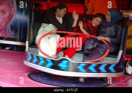 Les femmes asiatiques sur parc d'ride, Leicester, England, UK Banque D'Images