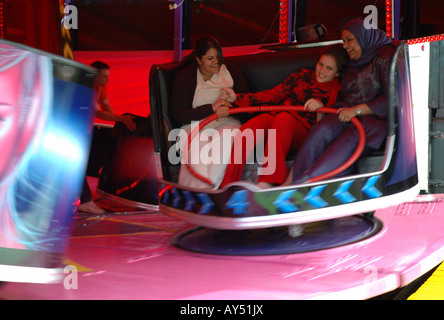 Les femmes asiatiques sur parc d'ride, Leicester, England, UK Banque D'Images