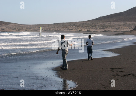 Deux jeunes garçons jouant sur la plage El Medano tenerife, Banque D'Images