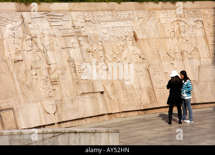 Bas-reliefs autour de la base du célèbre mémorial aux héros du peuple, du parc Huangpu sur le Bund à Shanghai, Chine Banque D'Images