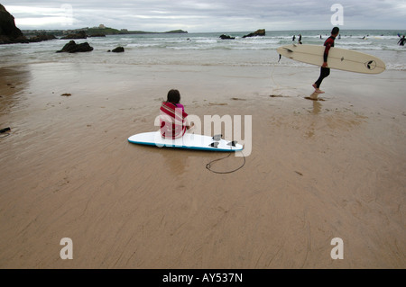 Conseil de Cornwall sur surfers beach Newquay Banque D'Images