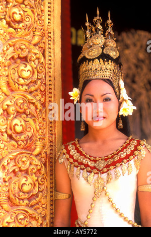 Beau danseur traditionnel et les costumes colorés Danse Arts Khmer Cambodge Siem Reap Banque D'Images