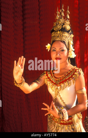 Beau danseur traditionnel et les costumes colorés Danse Arts Khmer Cambodge Siem Reap Banque D'Images