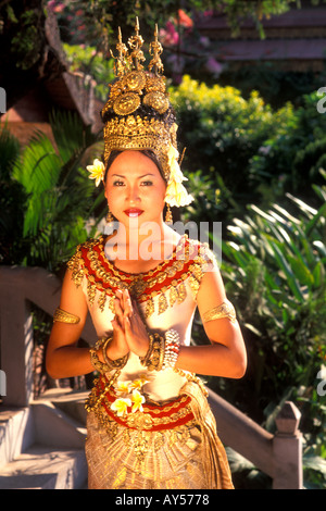 Beau danseur traditionnel et les costumes colorés Danse Arts Khmer Cambodge Siem Reap Banque D'Images