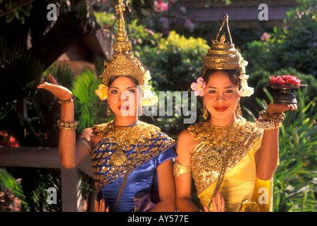 Beaux danseurs traditionnels et costumes colorés Danse Arts Khmer Cambodge Siem Reap Banque D'Images