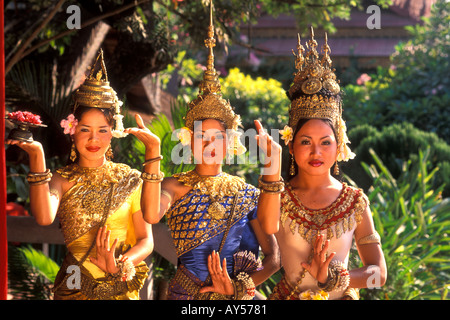 Beaux danseurs traditionnels et costumes colorés Danse Arts Khmer Cambodge Siem Reap Banque D'Images