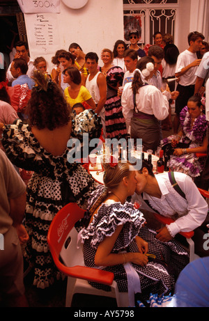 Malaga, Espagne, couple kissing in la feria de Malaga, Andalousie Fiesta. Banque D'Images