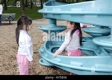 Deux filles de 4 ans à parler sur l'aire de jeux Banque D'Images