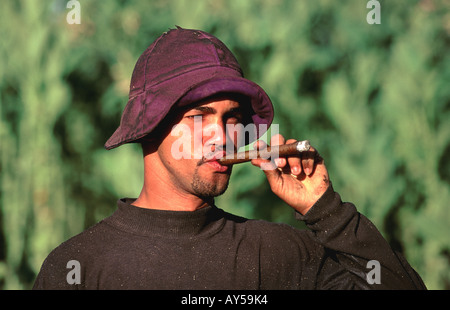 République dominicaine fumeur de cigare Banque D'Images