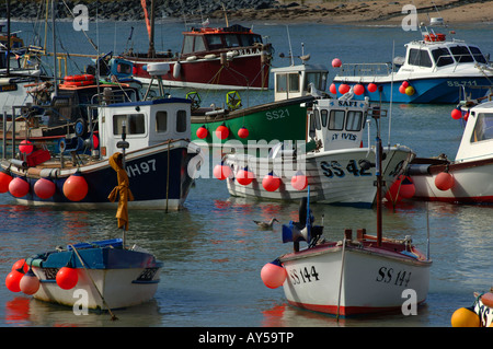 Les bateaux de pêche de Cornwall dans le port de St Ives Banque D'Images