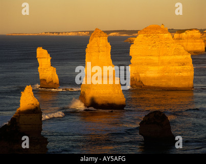 Les Douze Apôtres au lever de Port Campbell National Park Great Ocean Road Victoria Australie Banque D'Images