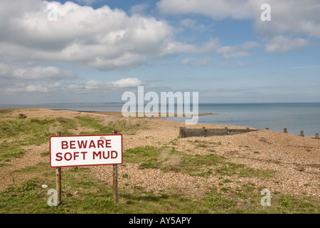 De boue molle d'alerte sur la plage de galets à Kent Swalecliffe Banque D'Images