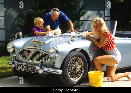 Lavage de voiture classique des grands-parents avec leur petit-fils Banque D'Images
