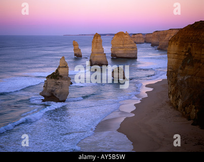Les Douze Apôtres à l'aube Port Campbell National Park Great Ocean Road Victoria Australie Banque D'Images