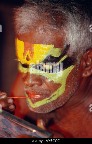 Danseuse de Kathakali appliquant le maquillage avant de danser, Ernakulam, Kerala, Inde Banque D'Images
