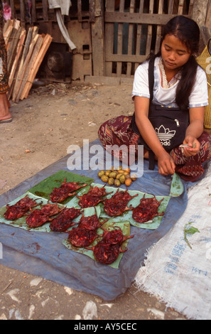 Des rats écrasés cuits à la vente à la street market sur Thanon Kitsalat, Luang Prabang, Laos Banque D'Images