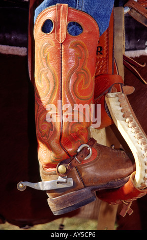 Cowboys et cowgirls porter des bottes en cuir ciselé à la main et de l'argent, à l'assemblée annuelle 4-H Rodeo tenue à Capitan, Nouveau Mexique. Banque D'Images