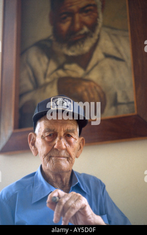 Gregorio Fuentes mate sur Hemingway's voile en face de Hemingway portrait, le restaurant La Terraza, Cojímar, La Havane, Cuba Banque D'Images