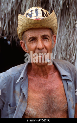 Producteur de tabac fumer un cigare, Pinar del Río, Cuba Banque D'Images