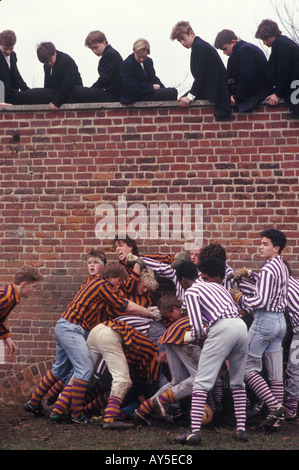 Eton College School Oppidans (L) Collegers (R) Wall Game, événement annuel le jour de St Andrews le 30 novembre. Windsor Berkshire années 1985 1980 Royaume-Uni HOMER SYKES Banque D'Images