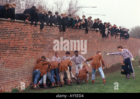 École Eton College Oppidans (arrière) Collegers (face) Eton Wall Game, joué en novembre chaque année. Windsor Berkshire années 1985 1980 Royaume-Uni HOMER SYKES Banque D'Images