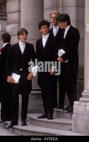 Uniforme Eton College. Les garçons âgés en uniforme scolaire traditionnel. Fête des parents. Windsor, Berkshire juin 1985 1980s Royaume-Uni HOMER SYKES Banque D'Images