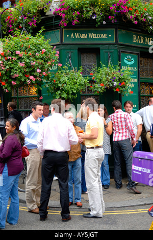 Londres, Borough Market Le marché Porter , monument local traditionnel pub et restaurant - célèbre pour sa sélection de bières Banque D'Images