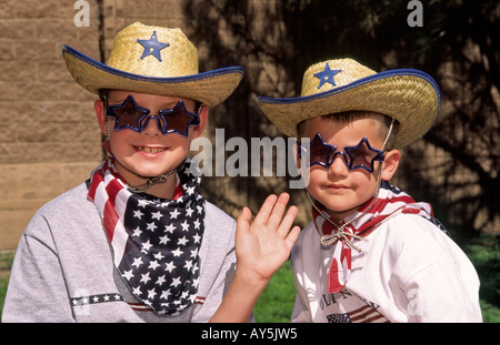 Deux étoiles-frappé cowboys participent à la parade du 4 juillet dans la région de Capitan, Nouveau Mexique. Banque D'Images