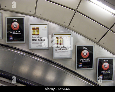 Publicités, escalator, métro de Londres, Royaume-Uni Banque D'Images