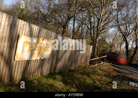 Signe de protestation McDonalds sur site vierge près de Bovey Tracey Newton Abbot Devon, Angleterre Banque D'Images