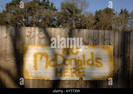 Signe de protestation McDonalds sur site vierge près de Bovey Tracey Newton Abbot Devon, Angleterre Banque D'Images