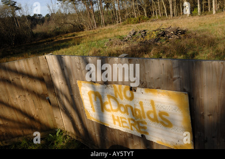 Signe de protestation McDonalds sur site vierge près de Bovey Tracey Newton Abbot Devon, Angleterre Banque D'Images