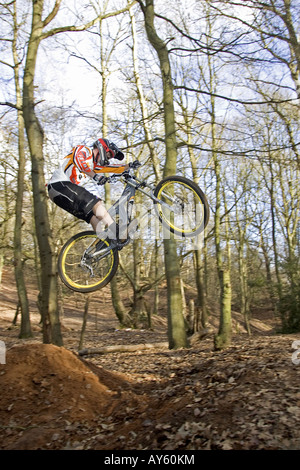 Un vélo de montagne Vélo de montagne ses sauts sur une dirt jump Banque D'Images