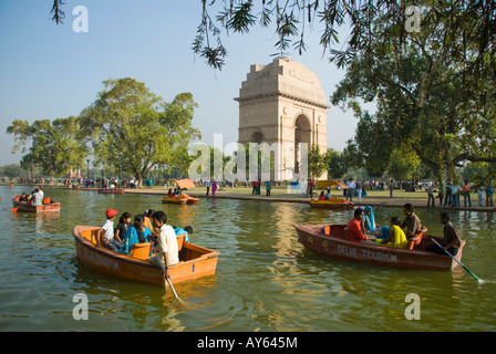 Les gens sur un lac de plaisance par la porte de l'Inde à Delhi en Inde Banque D'Images