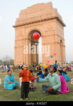 Un jeune garçon jouer au ballon avec son père par la porte de l'Inde à Delhi Inde Banque D'Images